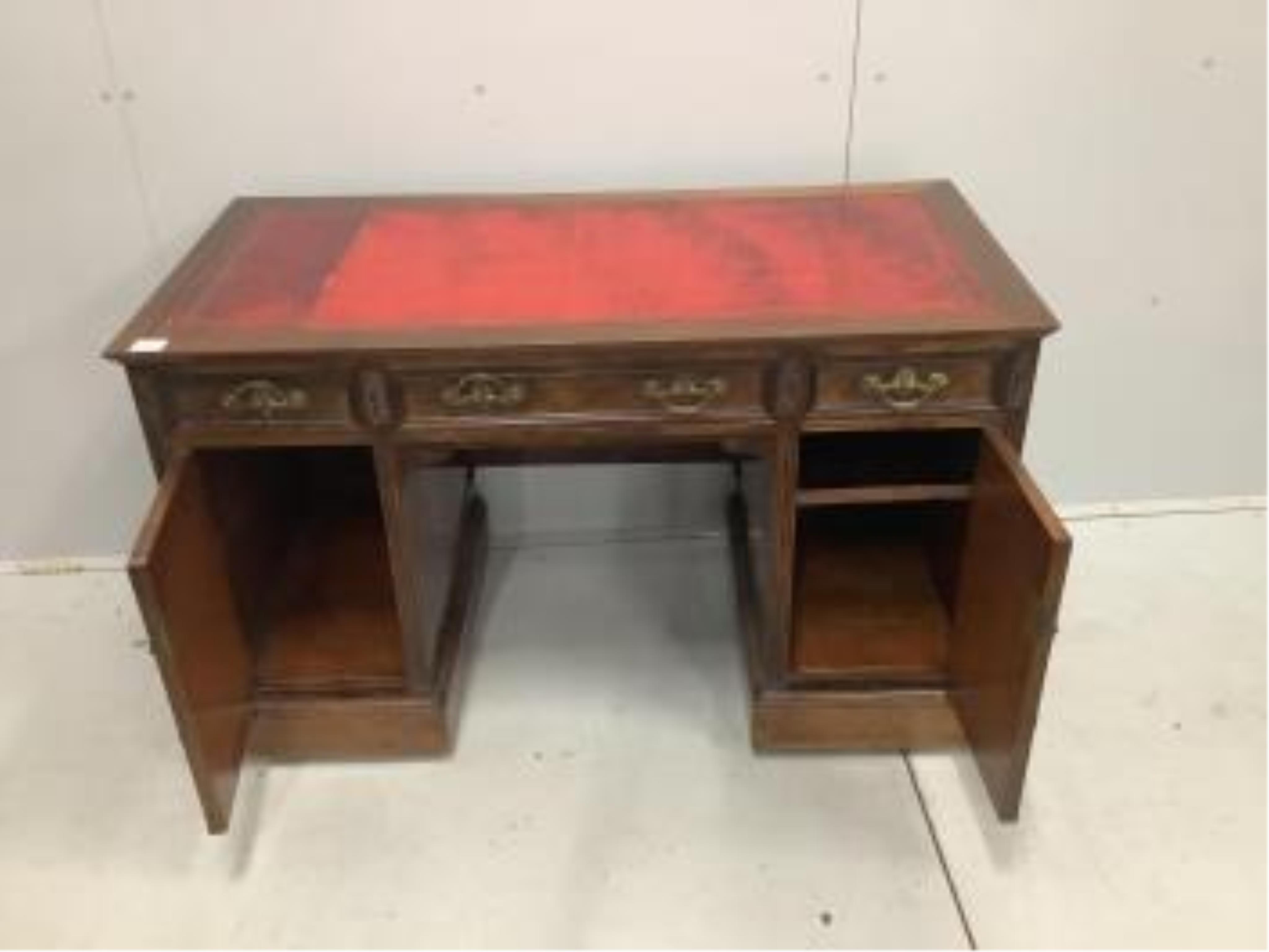 An Edwardian mahogany pedestal desk, pedestals with dummy front drawers, width 121cm, depth 59cm, height 73cm. Condition - fair to good